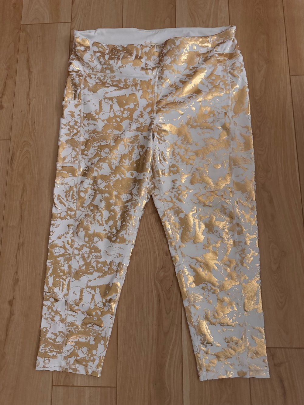 Lilly Pulitzer UPF 50+ Luxletic 24" High Rise Legging in Gold Shoreline Foil